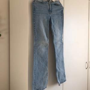 Jättefina lowwaisted flare jeans som endast är använda ett fåtal gånger. Lätta att styla
