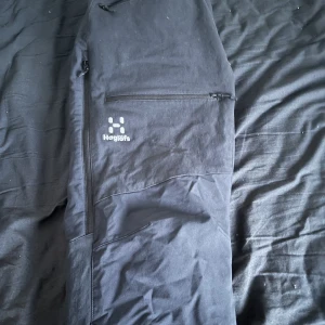 Haglöfsbyxor  - Haglöfs byxor i storlek 52 och nästan helt nya, köpta för 1499 men säljer för 700 kr