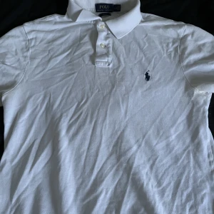 Polo pike - Vit polo piké i fint skick Storlek L Möts i Örebro eller fraktas