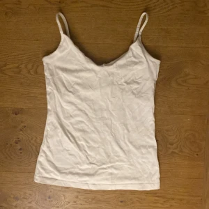 Linne - Ett vitt linne från lager 157 Har inte används så mycket Köparen står vid frakten💕