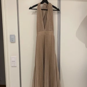 Balklänning - Rosa med glitter balklänning från goddiva. Aldrig använd, prislapp sitter kvar! 