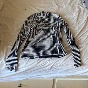 Randig långärmad tröja - Inte magtröja, randig, svartvit liten krage. Ni står för frakten och säljer bara till folk i Lund!