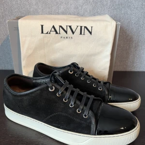 Lanvin skor - säljer mina nästan är nya lanvin som ser NYA ut. Storlek 9/43-44EU. Skick 10/10 och riktigt fräscha. tillkommer skor och dustbag. Skriv vid frågor. kan mötas i Stockholm och frakta. Finns fler bilder. Kan sänka pris vid snabb affär. Skor o påse