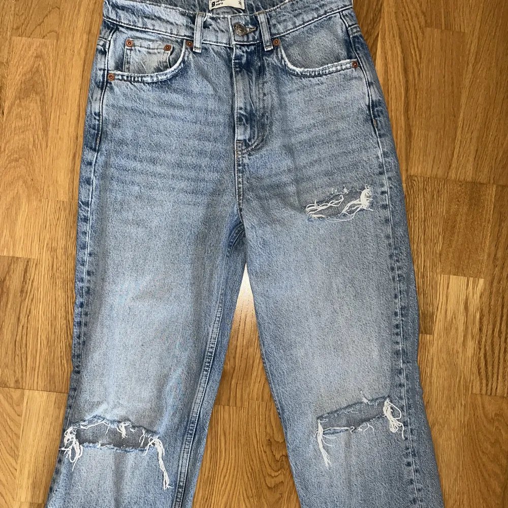 Gina perfect jeans  Ljusblåa håliga jeans från Gina.  Knappt använda och säljer då dem är för små för mig. . Jeans & Byxor.