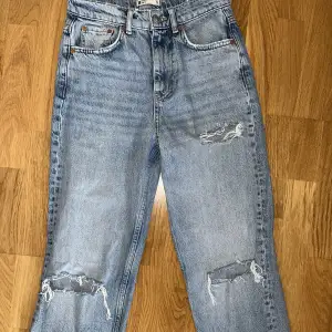 Gina perfect jeans  Ljusblåa håliga jeans från Gina.  Knappt använda och säljer då dem är för små för mig. 