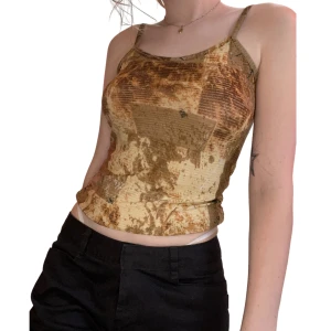 Linne - Multifärgat linne!! Sandfärgat ish… Såå fint! Väldigt y2k o gulligt🌟 Har en skråma på ena bandet i ryggen, syns på andra bilden men har inte störts av det. Passar XS-S💓