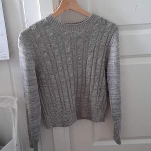 Långärmad tröja färg grå från h&m använd en gång storlek XS