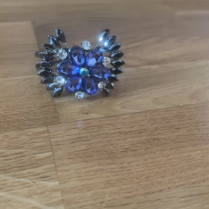 Smycken  - Fick den som en present,helt ny