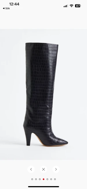 Slutsålda stövlar  - Säljer dessa slutsålda snygga stövlarna, jag köpte dom men insåg när jag kom hem att dom var lite för små, jag har nu glömt att lämna tillbaka dom så det går inte längre. Pris lapp sitter fortfarande kvar och är i ny skick 