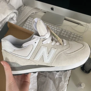 New Balance WL574 - Fick dessa i present i fel storlek, endast testade en gång har aldrig använt dem!💘