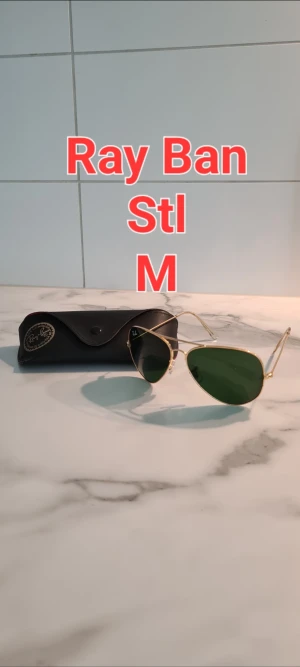 Sommar25. RayBan pilot solglasögon Stl M - Hej!  Storlek M.  Klassiska gröna. Tre märken på glaset men inget som stör synfältet.