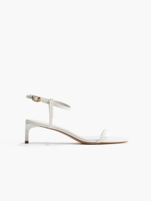 Oanvända Vita mini klackar/ remsandaletter  - ❗️PRIS KAN DISKUTERAS❗️.                                    Helt nya, aldrig använda. Snygga vita mini klackar med smala remmar och låg klack. Klackarna har en elegant ankelrem med guldfärgat spänne och öppen tå.          Storlek 41      5.0cm klack.                   