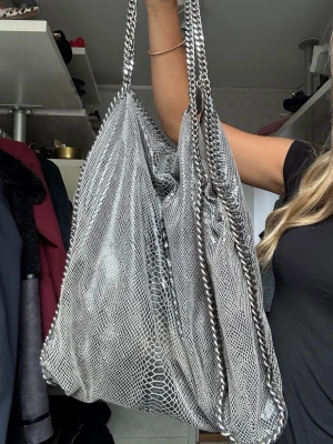 Stella McCartney - En Stella McCartney stor väska med ormskinns mönster. Nypris 10 000 men använt en hel del därav nedsatt pris. Pris kan diskuteras 