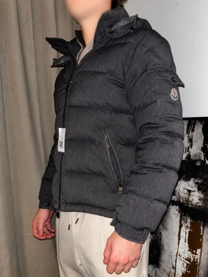 Moncler montegenevre  - Säljer nu min super fina Moncler montegenevre jacka, jackan är varm och funkar bra för Sverige vinterklimat. Jackan har blivit äkthets verifierad via vinted! Super fint skick enda anmärkningen är sömarna runt serietidningen på insidan ( vanligt problem ). Tveka inte vid frågor eller fler bilder. 