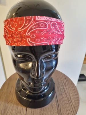 Bandanas/hårband - Bandanas/hårband  färgade. Elastisk. 23 cm bredd.6 cm hög. Trikåtyg. Elastisk. Andningsbar. Rynkfri. Polyester.