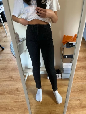 Svarta high waist skinny jeans - Säljer ett par svarta high waist skinny jeans med smal passform och klassisk femficksdesign. Jeansen har stretchigt material som sitter tajt längs benen. De var en del av Gina Tricots The good project och har ett mer slitstarkt och tjockt material. 