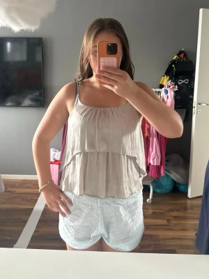 Linne med volang  - Kommer sälja detta snygga linne med volanger på min plick liveshow söndag 23/8 19:00 där man kommer se plagget närmare 💌
