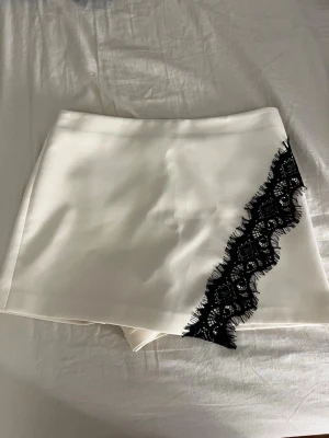 Zara kjol - Fin kjol från Zara med inbyggda shorts. Helt ny, aldrig använd. Storlek S.