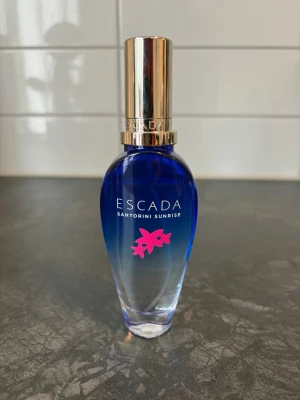 Escada Santorini Sunrise parfym - Parfym från Escada (Santorini Sunrise) 30ml 80% eller mer kvar i flaskan. 
