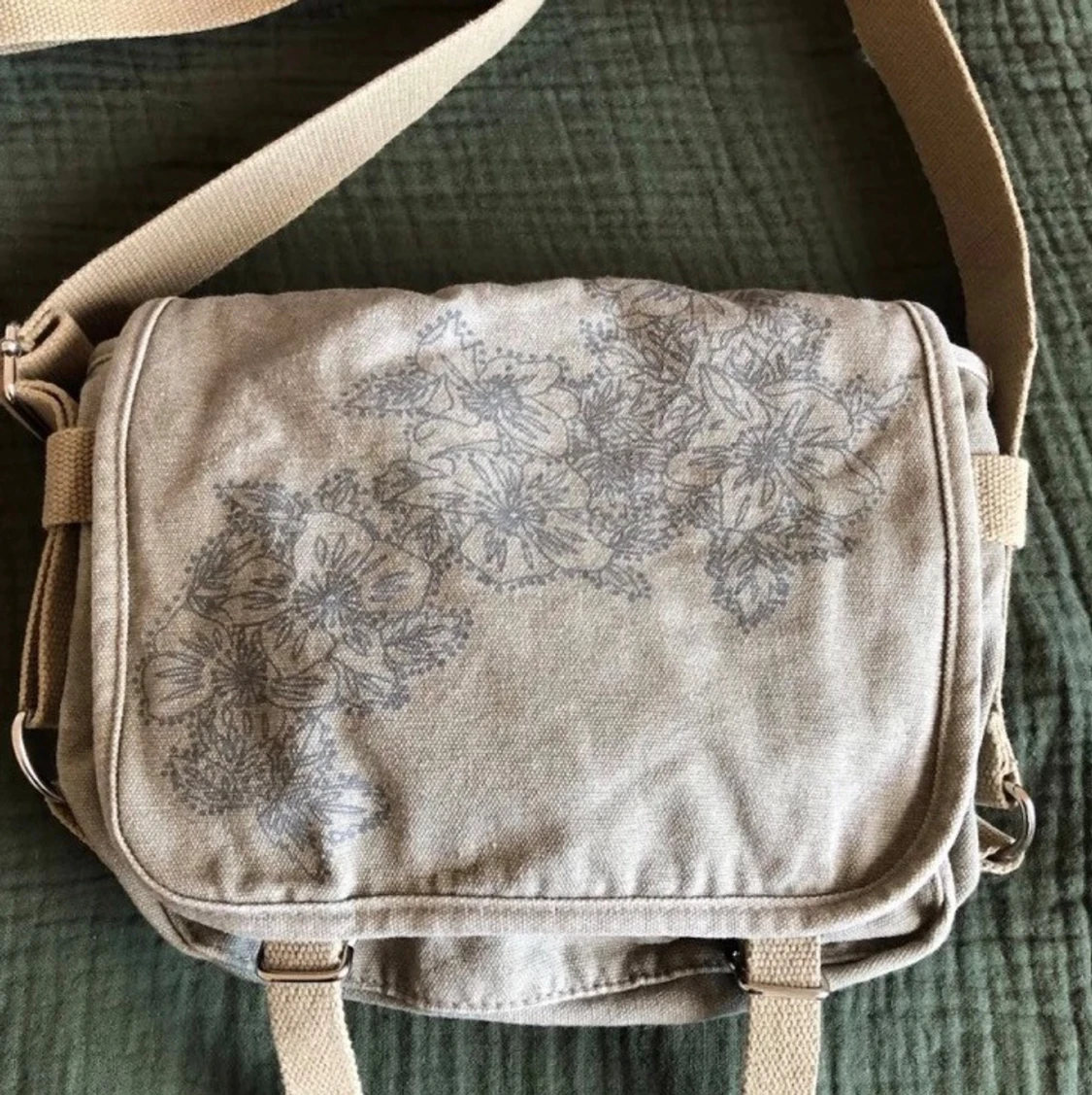 Vintage olivgrön blommig/ mönstrad axelremsväska/ sidoväska/ tygväska, y2k/ cyber/ alt/ 2000s/ 2000tal/ 00tal/ 00s - 2