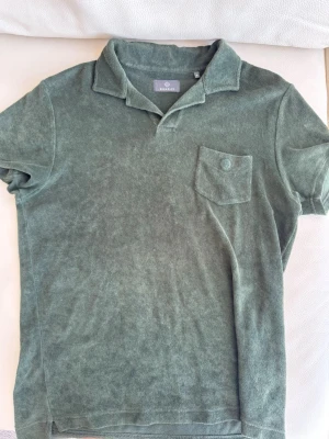 Grön frotté piké Berkeley - Säljer en grön piké från Berkeley i mjuk frotté med klassisk krage och bröstficka. Enkel och stilren design som funkar till det mesta. Den är i nyskick, använd 2 gånger.
