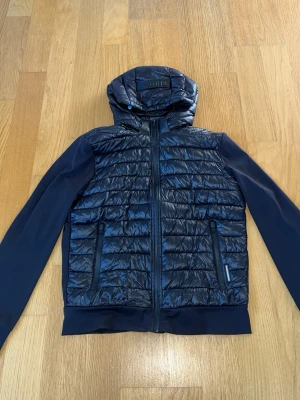 Khujo cardigan - Cardigan från märket khujo, perfekt nu till hösten. Storlek medium men den är ganska liten i storleken så passar även om man skulle ha storlek small. Nypris när jag köpte den var 2400kr, och den är i mycket bra skick, finns inga tecken på användning. Hör av er vid frågor