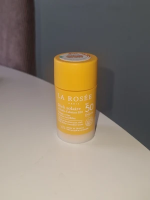 Solskyddsstick SPF 50 - Helt ny och oanvänd fransk solskyddsstick från La Rosée med SPF 50 och ekologisk aprikosolja. Kompakt gul förpackning, perfekt för ansikte och kropp. Vegansk formula och hög skyddsnivå, smidig att ta med i väskan. 
