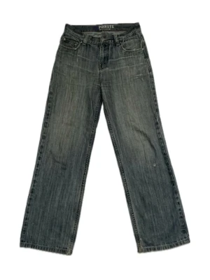 Gråa midwaist raka jeans - Gråa wide leg jeans med klassisk femficksmodell och raka, vida ben. Jeansen har en lätt tvättad look och detaljerade bakfickor. Grå/blå färg, normal midja/midwaist. Materialet är denim 100% bomull. Storlek saknas/164. Midjemått: 30 tum, innnebenslängd: 30 tum.