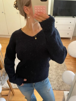 Mörkblå stickad tröja - Snygg mörkblå skön stickad tröja med rund halsringning och långa ärmar. I mycket bra skick 🩵🩵