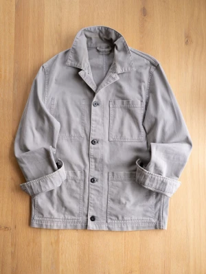 Grå overshirt med stora fickor - Stilren grå overshirt i bomull med tre stora utanpåliggande fickor och knäppning framtill. Klassisk krage och raka ärmar som kan vikas upp för en avslappnad look. Perfekt lager på lager-plagg för en trendig och enkel stil.