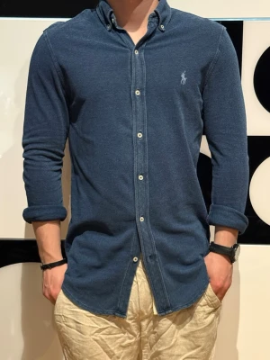  Polo Ralph Lauren skjorta  - Säljer min unika super snygga  polo Ralph Lauren skjorta i mycket bra skick! Moddelen är 177 och väger 74