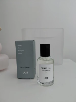 LOE White Tea  - HEAD NOTE : Baby tea leaf, Petit grain, Cadamom HEART NOTE : Neroli, Honeysuckle, Mimosa, Cotton flower SOUL NOTE : White musk, Ambrette, Guaiac Wood, Iris 