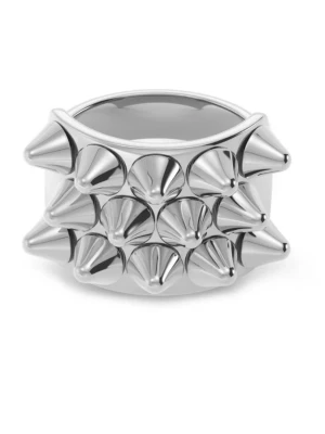 Peak ring ifrån Edblad - Silverfärgad ring med flera spetsiga nitar runt hela ringen ifrån Edblad. Ringen har en chunky och edgy design som verkligen sticker ut och passar perfekt för dig som gillar statement-smycken. Sällan använd, nypris 449. Pris kan diskuteras.