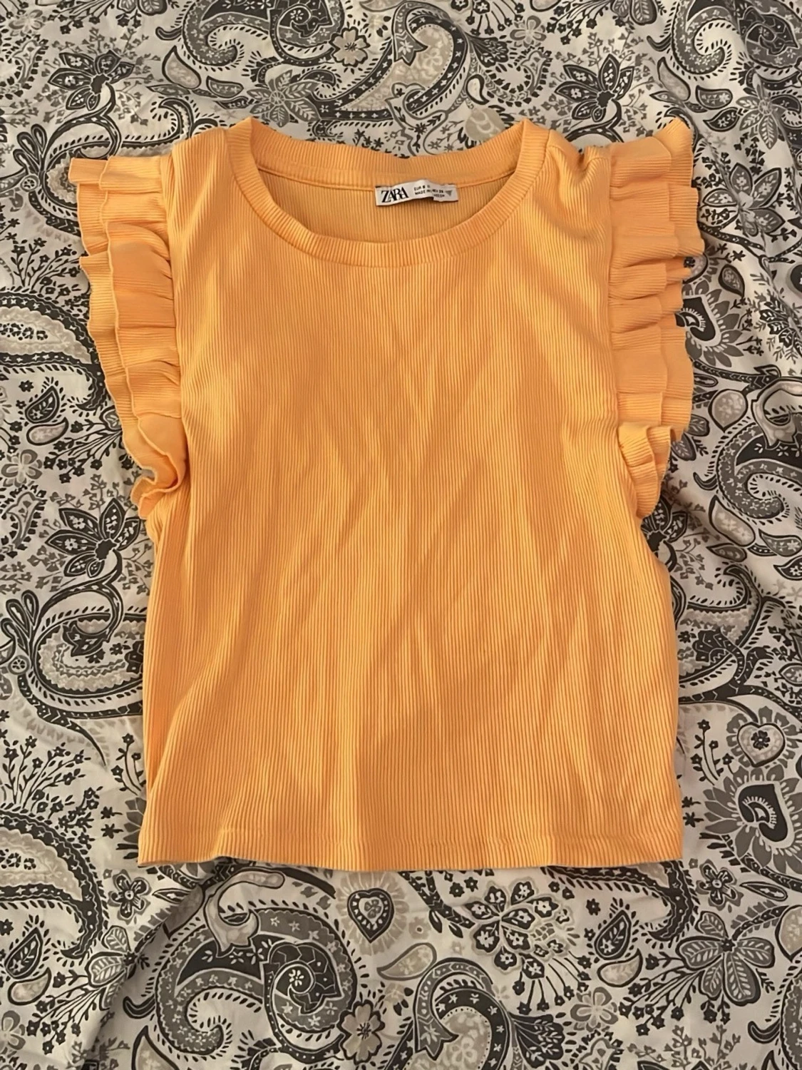Orange topp med volangärmar från Zara