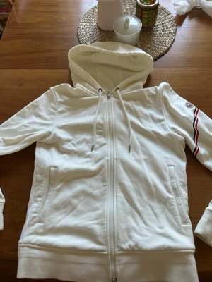 Moncler hoodie  - Fin moncler hoodie, vit storlek s, självklart äkta skriv om du vill ha fler bilder eller om du har några frågor 