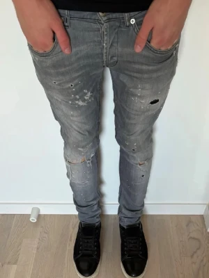 Dondup jeans - Dondup jeans | Modell: George | Storlek 32 | Bra skick | Modellen är 185
