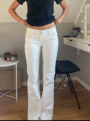 Vita jeans - Säljer dessa populära vita jeans från Nelly! Jag är 173