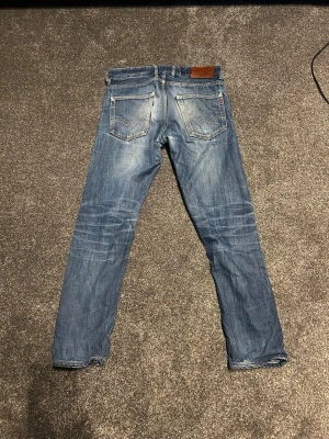 Replay jeans  - Ett par streetwear aktiga replay jeans, i en sliten tvätt med många detaljer, en liten defekt i innehållet men inget märkvärdigt. Fint plagg som är använt men fortfarande i bra skick. Pris ej hugget i sten och är öppen för förhandling, storlek w30