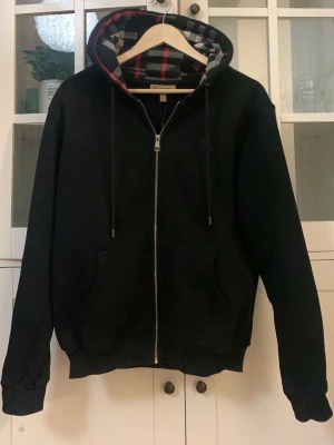 Svart Burberry kofta - Stillren svart kofta från Burberry. Eftertraktad och perfekt för dig som vill ha en stilren och exklusiv look. 
