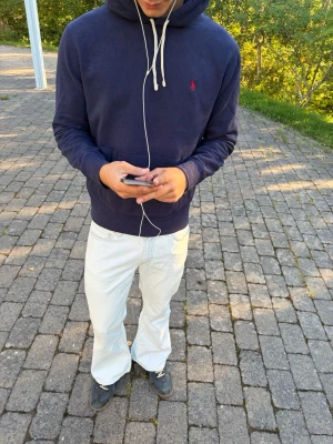 Vita bootcut jeans från levis - Säljer ett par vita jeans med bootcut passform, levis. Vintage. OBS! Väldigt gamla så storlek är utsliten men pasdar exakt som storlek 32/31 i midjan och runt 32 i längd