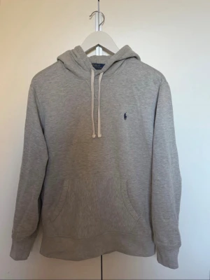Ralph Lauren Hoodie  - Säljer denna sjukt feta Ralph Lauren hoodien som är i ett grymt skick. Inga defekter. Storlek M passar bra om du är 178-188 ungefär. Självklart äkta. Hör av dig vid minsta lilla fundering! 