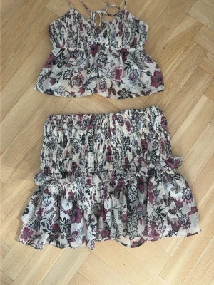 Jätte snyggt populärt sett från Zara som inte går att köpa där längre!! - Kjolen och toppen är i stl Xs! 
