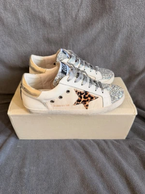 Golden Goose Skor - Vita Golden Goose Skor med glitter och Leopard Stjärna || Storlek 39 || Box medföljer 