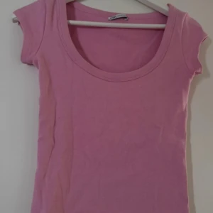 Rosa U-ringad top från Zara - Färgen på tröjan finns ej att köpa i butik längre och tröjan har använts max 1-3 gånger, inga fläckar eller fel på tröjan!💕💕💕