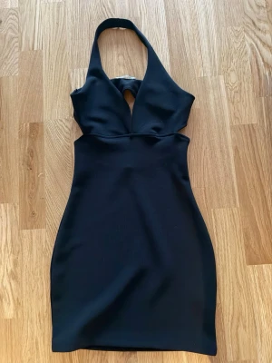 Svart halterneck kort klänning - Helt oanvänd klänning från Zara i storlek s 