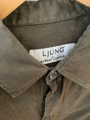 Olivgrön linneskjorta från LJUNG - Plagg: Skjorta  Märke/Modell: Ljung   Storlek: S/M Skick: Mycket bra  Vid frågor är det bara att skriva