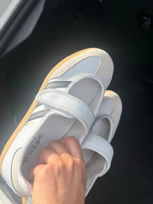Adidas Jane🥰 - Snygga vita sneakers från Adidas med kardborreband🥰så så fina men är tyvärr lite för små för mig, därav har jag använt dom ett par få gånger🙌🏽