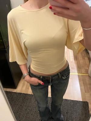 Ljusgul croppad topp -  Ljusgul knyttopp från Gina tricot med prislappen kvar, skriv vid frågor💞
