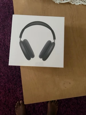 Svarta over-ear hörlurar - Snygga svarta over-ear hörlurar med stilren design och mjuka öronkuddar. Bågen är vadderad för extra komfort och hörlurarna har en modern look som passar perfekt till musik och gaming.