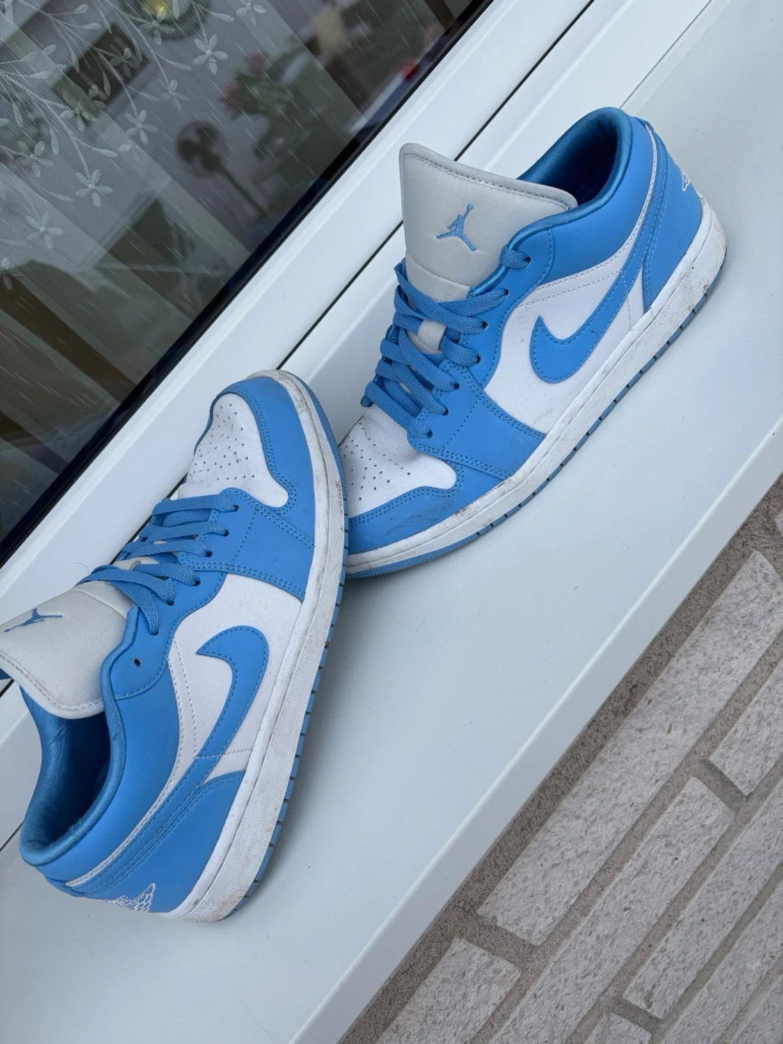 Blåvita sneakers med klassisk design - 1